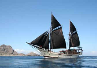 Silolona Yacht Charter in Komodo