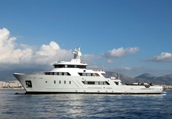 Masquenada Yacht Charter in Santorini